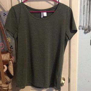 Slightly fitted green t shirt